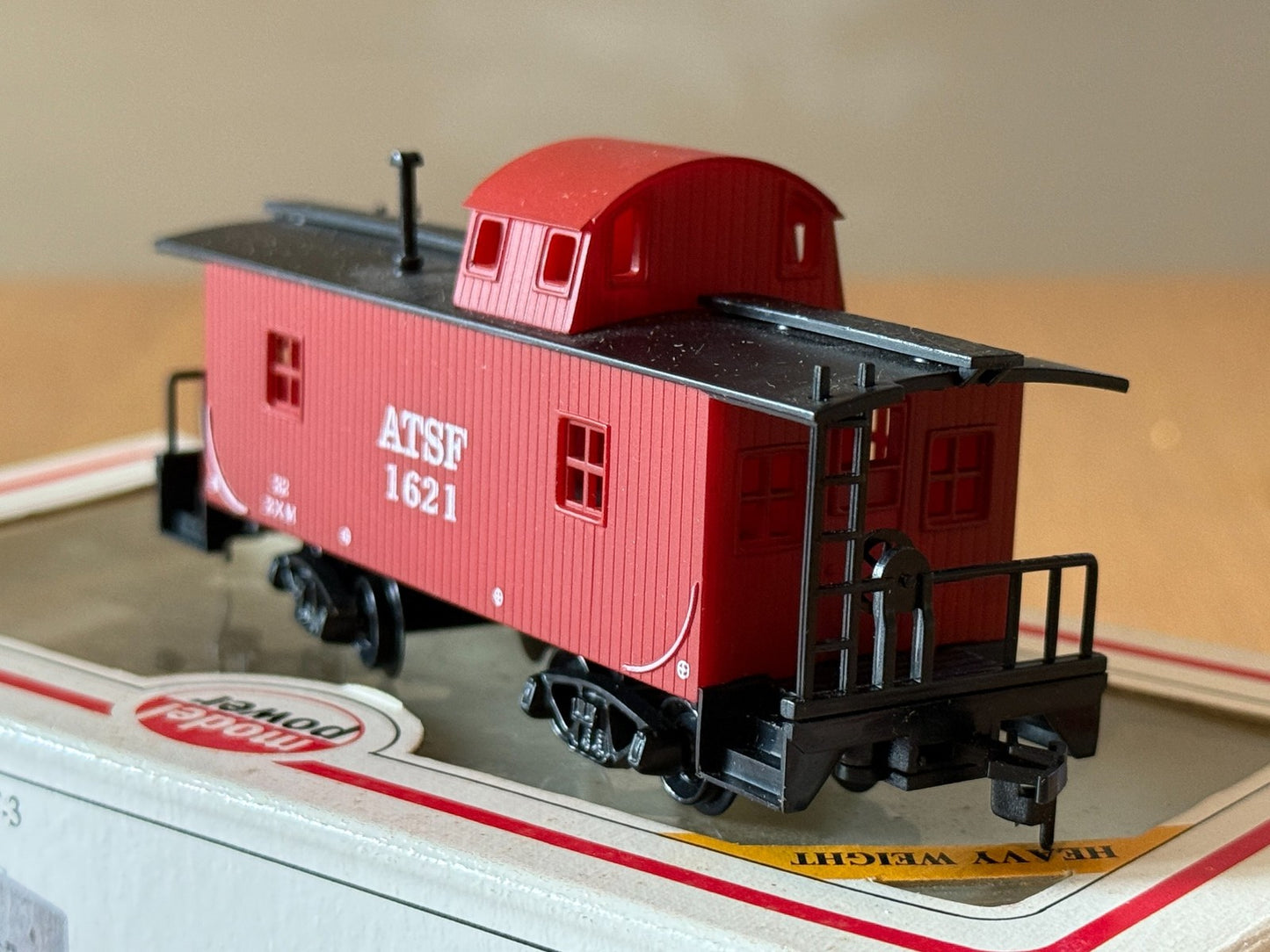 Model Power 99143 HO Scale - ATSF 1621 Caboose