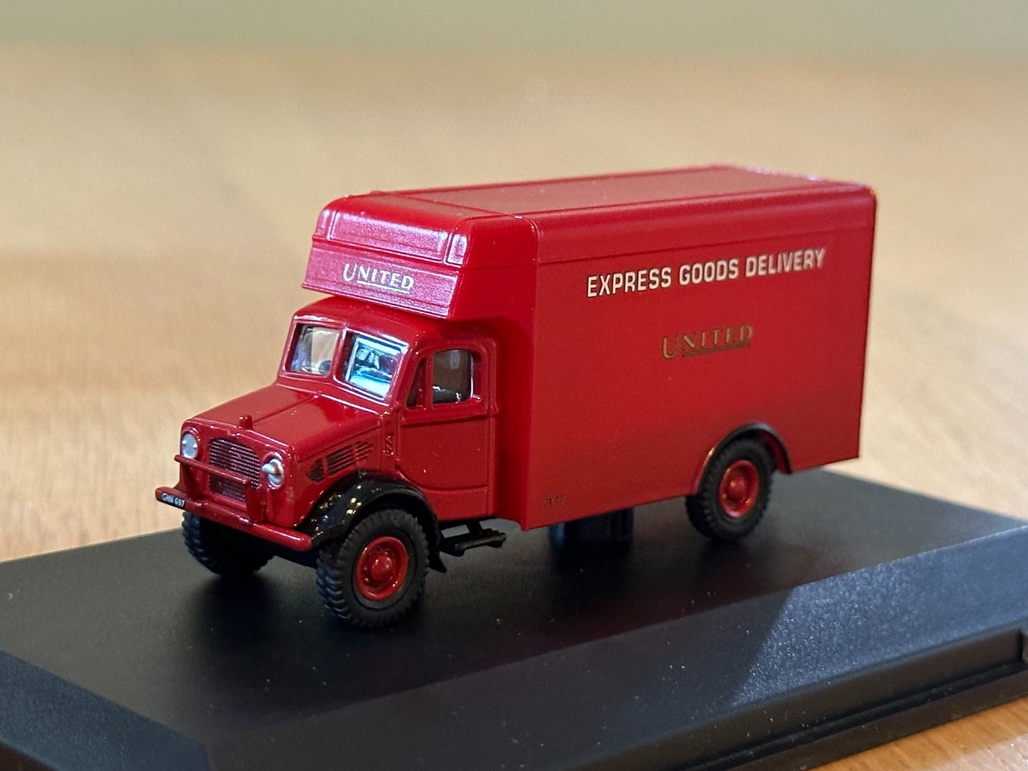 Oxford Diecast 76BD003 Bedford OW Luton Express Goods Van