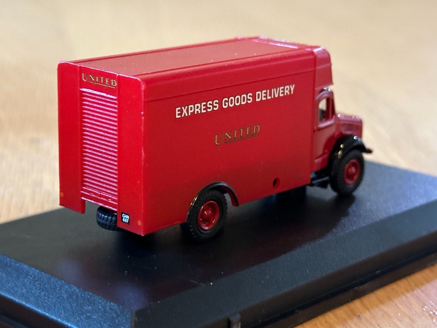 Oxford Diecast 76BD003 Bedford OW Luton Express Goods Van