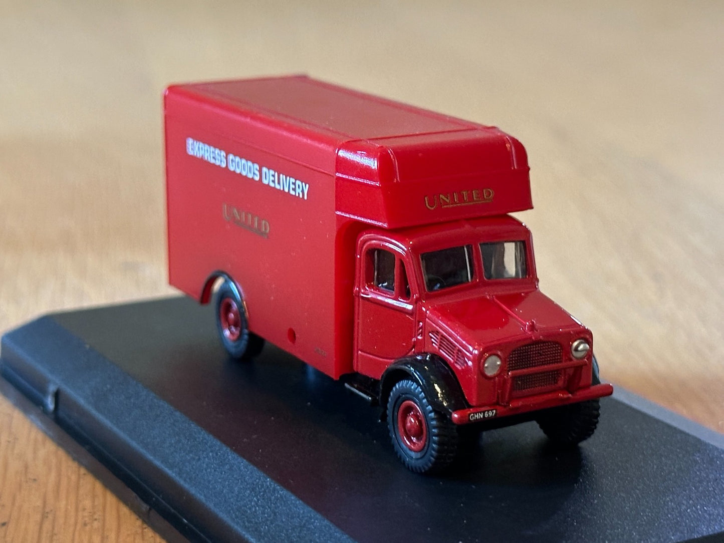 Oxford Diecast 76BD003 Bedford OW Luton Express Goods Van