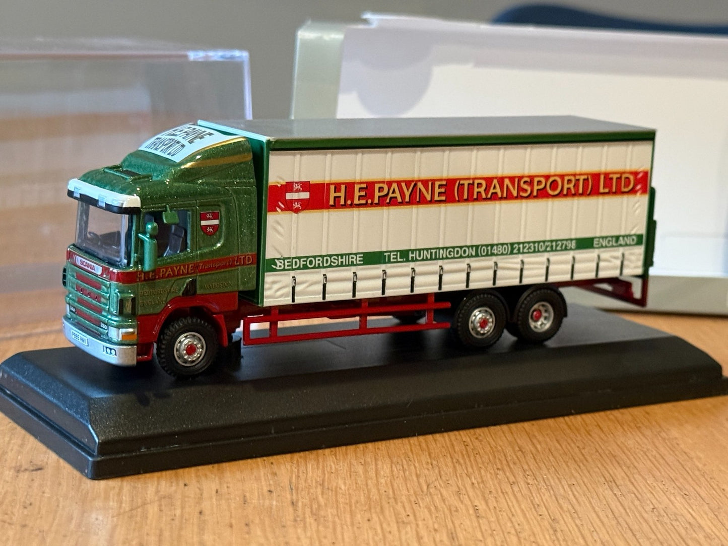 Oxford Diecast - Scania 94D Curtainside H.E. Payne - 1:76 Scale