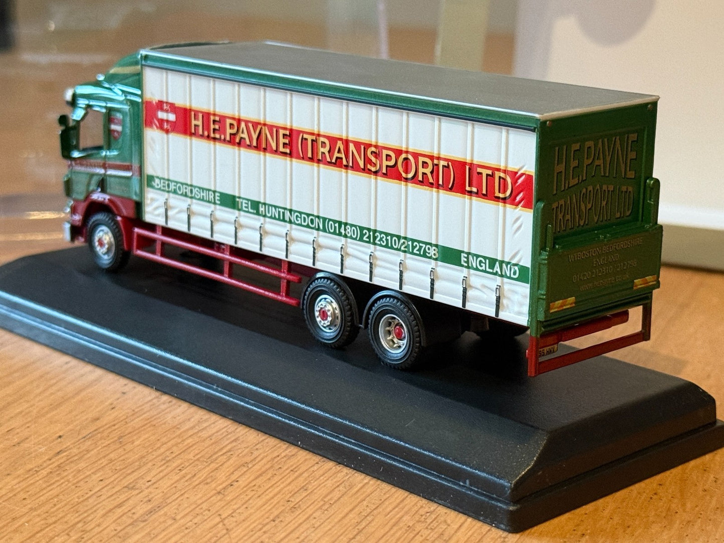 Oxford Diecast - Scania 94D Curtainside H.E. Payne - 1:76 Scale