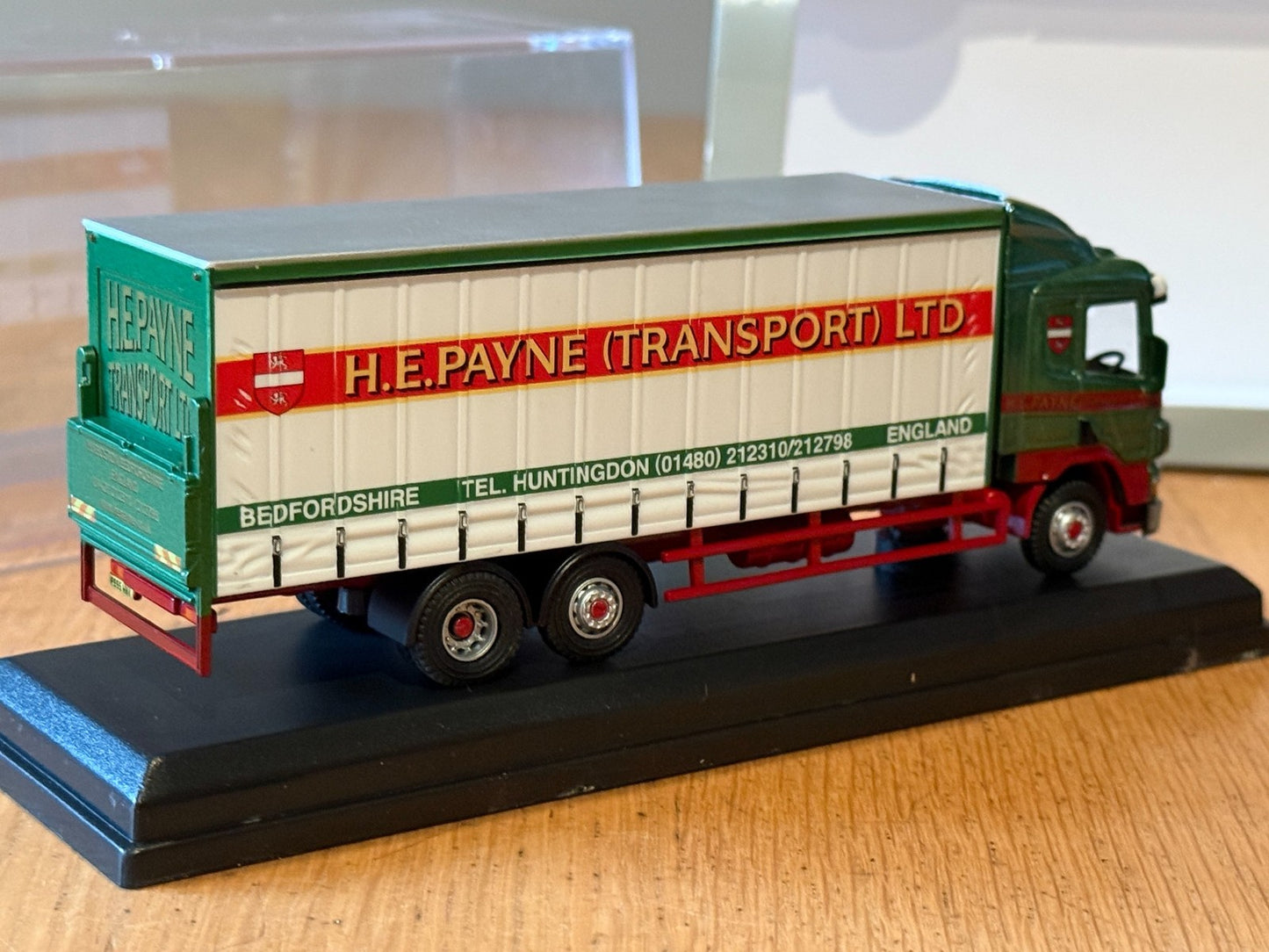 Oxford Diecast - Scania 94D Curtainside H.E. Payne - 1:76 Scale