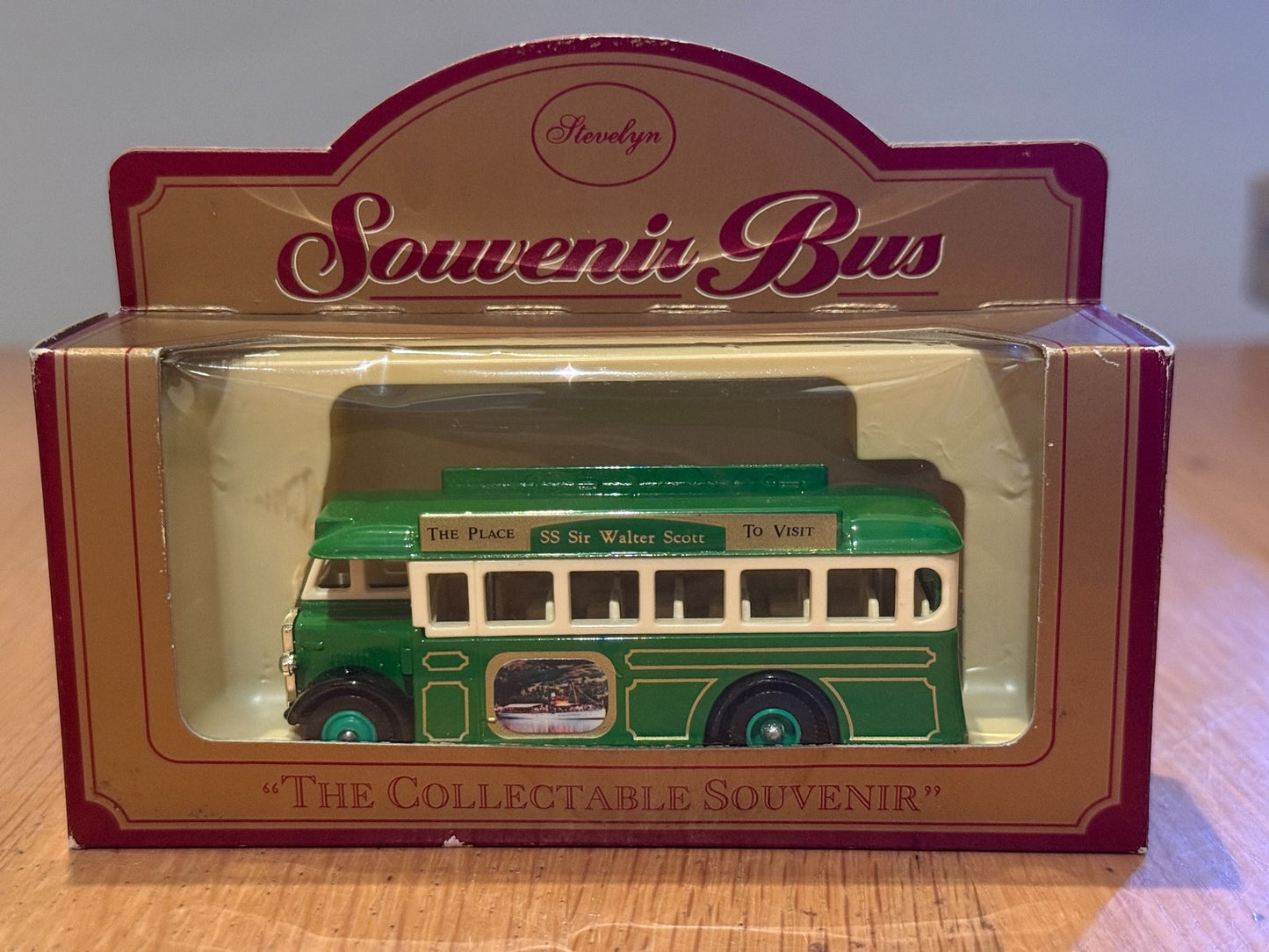 Stevelyn Souvenir Bus - Sir Walter Scott