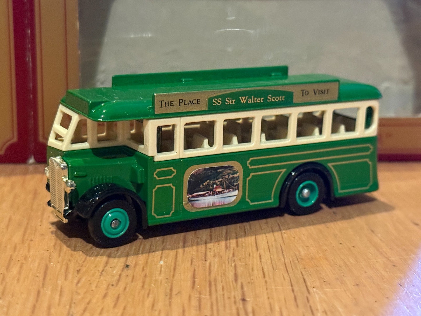 Stevelyn Souvenir Bus - Sir Walter Scott