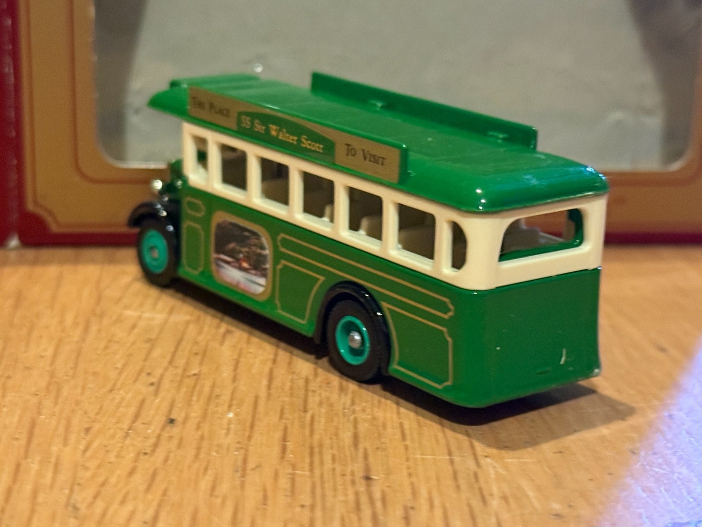 Stevelyn Souvenir Bus - Sir Walter Scott