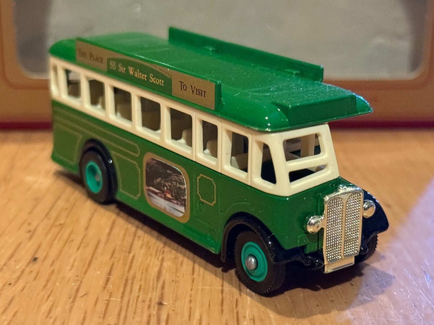 Stevelyn Souvenir Bus - Sir Walter Scott