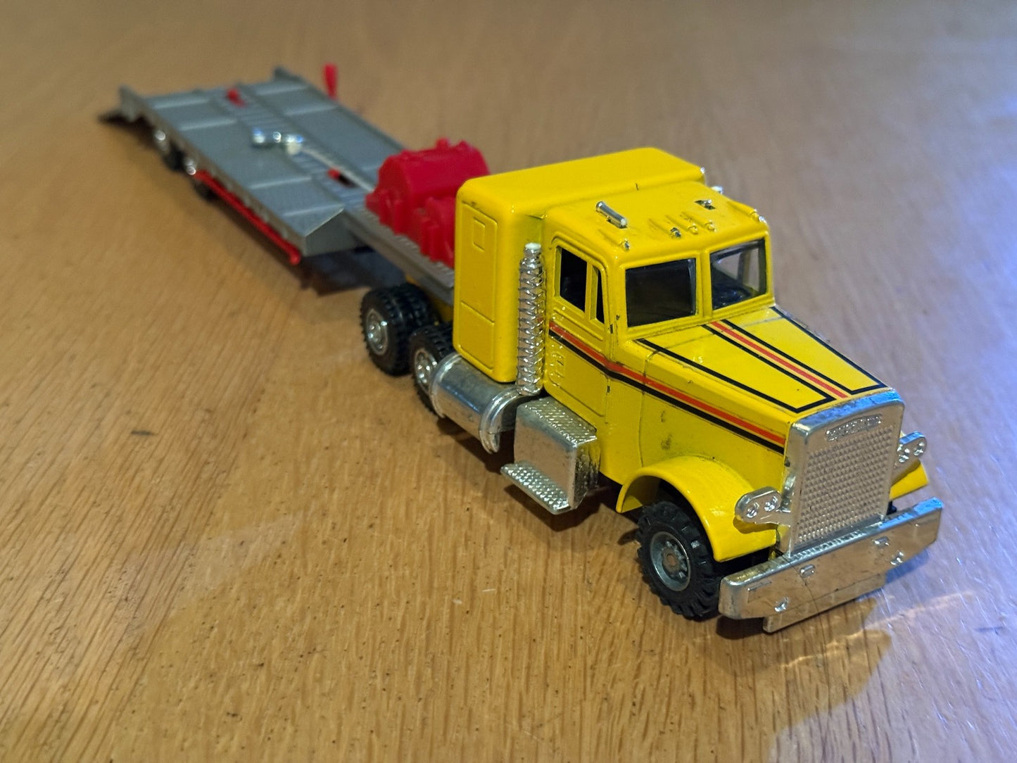 Zee Toys Diecast Freightliner Flatbed Semi Truck - 1982